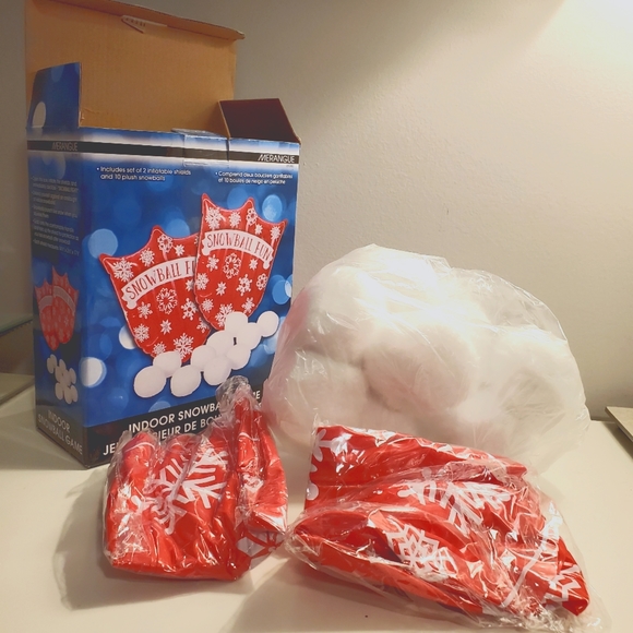 Indoor snowball game, never used, inflatable shields, 10 snowballs - Picture 5 of 7